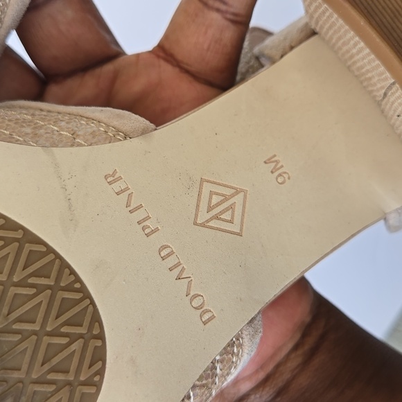 Donald J. Pliner Avai Tan Sandals with Crisscross Straps And Stack Heels Size 9M - Picture 6 of 7